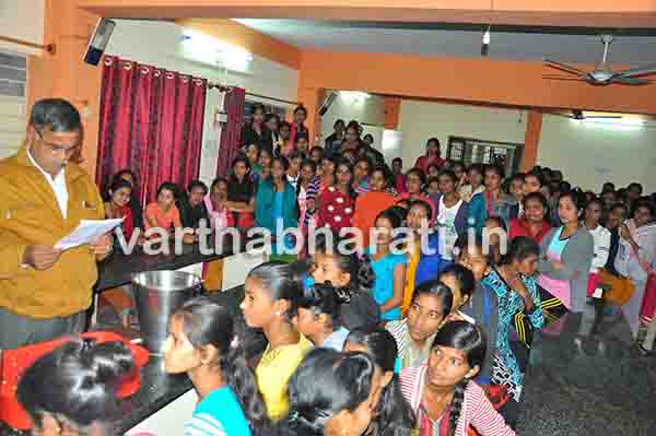 ಹಾಸ್ಟೆಲ್‍ನಲ್ಲಿ ಕಳಪೆ ಗುಣಮಟ್ಟದ ಆಹಾರ : ವಿದ್ಯಾರ್ಥಿಗಳ ಪ್ರತಿಭಟನೆ